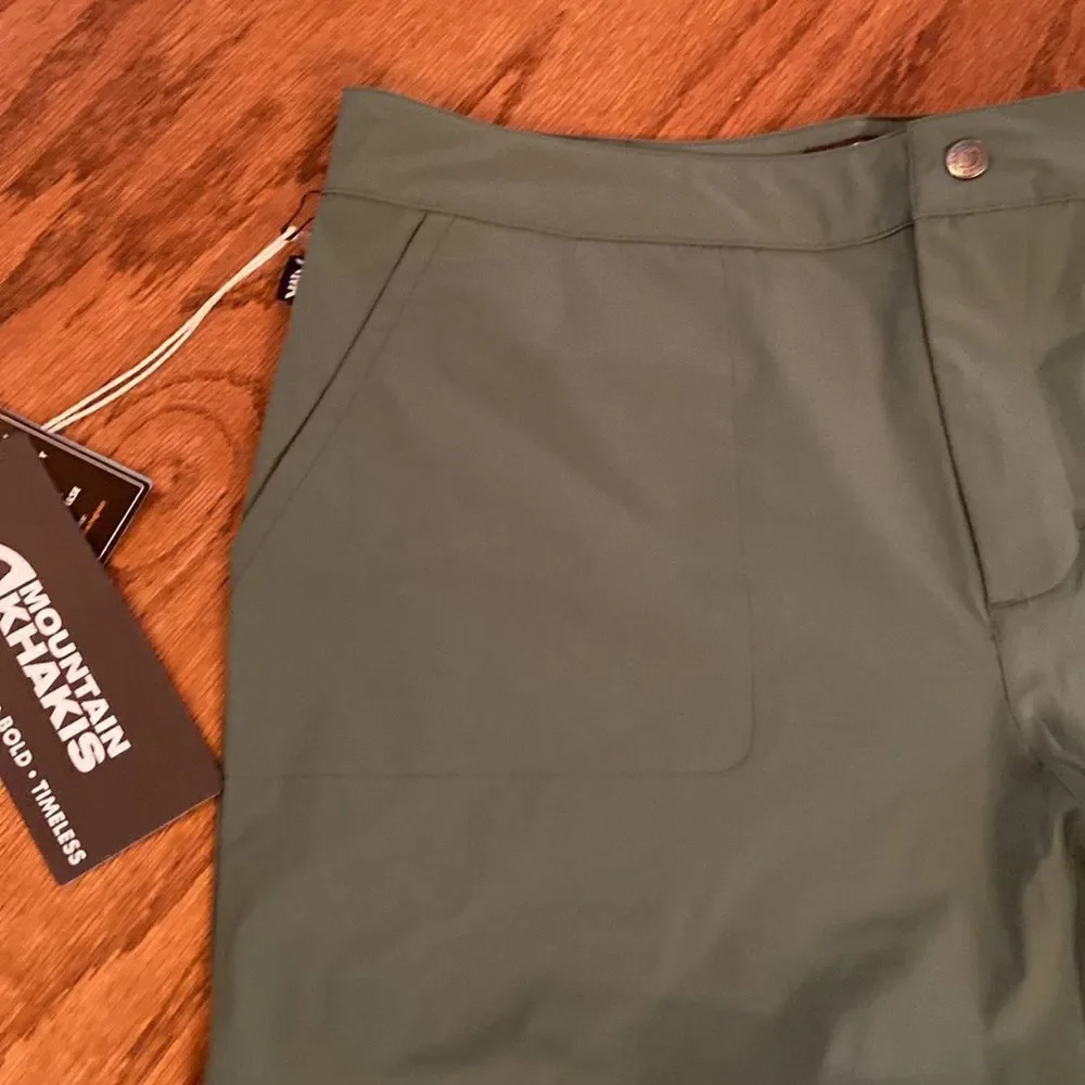 NWT Mountain Khakis green shorts 10 - water repellent, classic fit